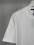 P70 挂拍图 顶级版本 Louis Vuitton 路易威登 驴家 #0043 新品同步专柜上架 春夏限定Monogram暗纹满印提花海洋串珠短袖T恤 采用300克双纱面料，1*1索罗娜罗纹， 进口数码白墨直喷，3D浮雕效果，在时尚与科枝完美交融中，精度与色彩的盛宴，色彩高清细节，绿色与环保的理念，宽松版本，男女同款 2026ss官方同步 高版本 高品质 时尚个性 百搭潮流 纯原品质 原版面料 吊牌 领标 水洗麦 三标齐全 颜色：白色 码数：XS S M L