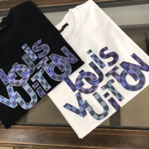 P75 💥 LV 夏季新款圆领短袖T恤！高端纯棉面料，手感质感都极完美！修身裁剪设计干净利落！时尚又好看！走线做工非常精致！版型效果超赞！而且透气性能超强！任何年龄阶段都可轻松驾驭，男士衣橱里必备的单品。 颜色： 白色 黑色 码数：M-3XL （下单请报身高体重）