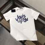 weigou_179117_2_78e8a7743e P75 💥 LV 夏季新款圆领短袖T恤!高端纯棉面料,手感质感都极完美!修身裁剪设计干净利落!时尚又好看!走线做工非常精致!版型效果超赞!而且透气性能超强!任何年龄阶段都可轻松驾驭,男士衣橱里必备的单品。 颜色: 白色 黑色 码数:M-3XL (下单请报身高体重)