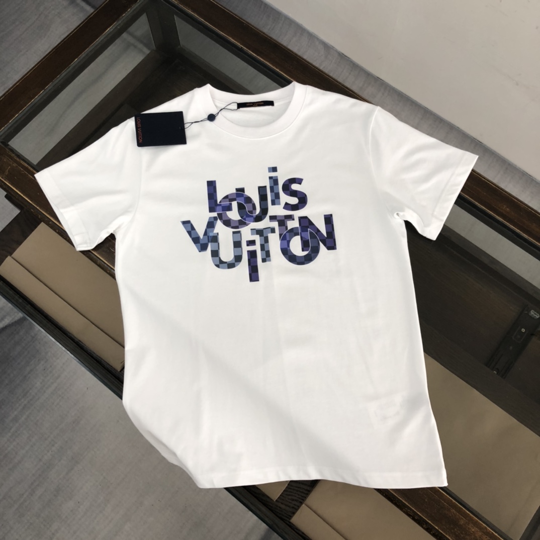 weigou_179117_2_78e8a7743e P75 💥 LV 夏季新款圆领短袖T恤!高端纯棉面料,手感质感都极完美!修身裁剪设计干净利落!时尚又好看!走线做工非常精致!版型效果超赞!而且透气性能超强!任何年龄阶段都可轻松驾驭,男士衣橱里必备的单品。 颜色: 白色 黑色 码数:M-3XL (下单请报身高体重)