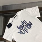 weigou_179117_3_1bfef78604 P75 💥 LV 夏季新款圆领短袖T恤!高端纯棉面料,手感质感都极完美!修身裁剪设计干净利落!时尚又好看!走线做工非常精致!版型效果超赞!而且透气性能超强!任何年龄阶段都可轻松驾驭,男士衣橱里必备的单品。 颜色: 白色 黑色 码数:M-3XL (下单请报身高体重)
