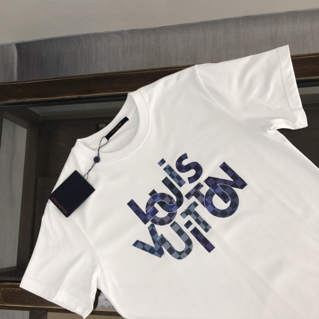weigou_179117_3_1bfef78604 P75 💥 LV 夏季新款圆领短袖T恤!高端纯棉面料,手感质感都极完美!修身裁剪设计干净利落!时尚又好看!走线做工非常精致!版型效果超赞!而且透气性能超强!任何年龄阶段都可轻松驾驭,男士衣橱里必备的单品。 颜色: 白色 黑色 码数:M-3XL (下单请报身高体重)