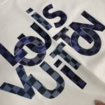 weigou_179117_4_5d7eac5645 P75 💥 LV 夏季新款圆领短袖T恤!高端纯棉面料,手感质感都极完美!修身裁剪设计干净利落!时尚又好看!走线做工非常精致!版型效果超赞!而且透气性能超强!任何年龄阶段都可轻松驾驭,男士衣橱里必备的单品。 颜色: 白色 黑色 码数:M-3XL (下单请报身高体重)