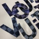 weigou_179117_5_4587192b8e P75 💥 LV 夏季新款圆领短袖T恤!高端纯棉面料,手感质感都极完美!修身裁剪设计干净利落!时尚又好看!走线做工非常精致!版型效果超赞!而且透气性能超强!任何年龄阶段都可轻松驾驭,男士衣橱里必备的单品。 颜色: 白色 黑色 码数:M-3XL (下单请报身高体重)