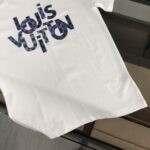weigou_179117_7_ee3426aff5 P75 💥 LV 夏季新款圆领短袖T恤!高端纯棉面料,手感质感都极完美!修身裁剪设计干净利落!时尚又好看!走线做工非常精致!版型效果超赞!而且透气性能超强!任何年龄阶段都可轻松驾驭,男士衣橱里必备的单品。 颜色: 白色 黑色 码数:M-3XL (下单请报身高体重)