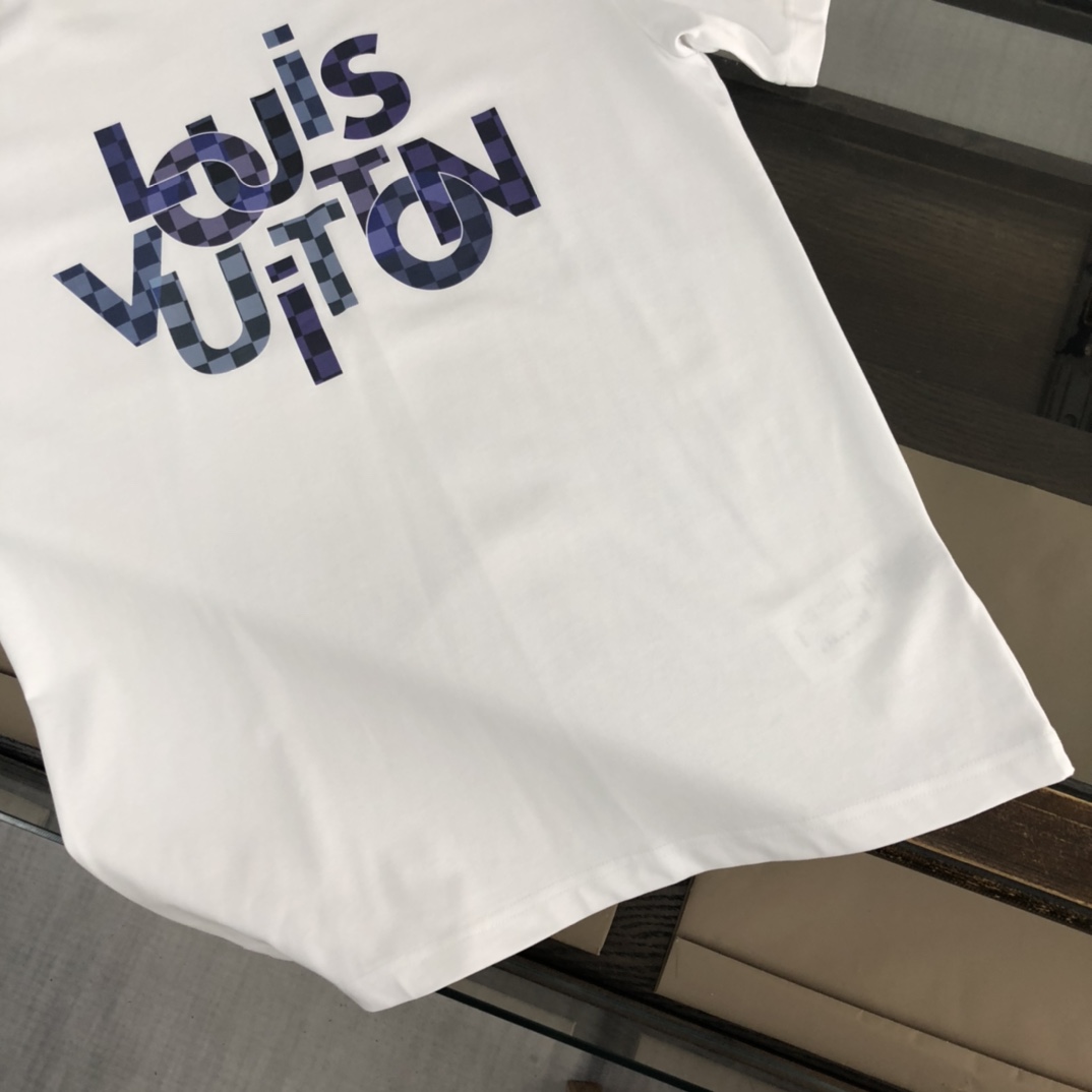 weigou_179117_7_ee3426aff5 P75 💥 LV 夏季新款圆领短袖T恤!高端纯棉面料,手感质感都极完美!修身裁剪设计干净利落!时尚又好看!走线做工非常精致!版型效果超赞!而且透气性能超强!任何年龄阶段都可轻松驾驭,男士衣橱里必备的单品。 颜色: 白色 黑色 码数:M-3XL (下单请报身高体重)