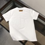 weigou_179117_8_c35c8263a0 P75 💥 LV 夏季新款圆领短袖T恤!高端纯棉面料,手感质感都极完美!修身裁剪设计干净利落!时尚又好看!走线做工非常精致!版型效果超赞!而且透气性能超强!任何年龄阶段都可轻松驾驭,男士衣橱里必备的单品。 颜色: 白色 黑色 码数:M-3XL (下单请报身高体重)