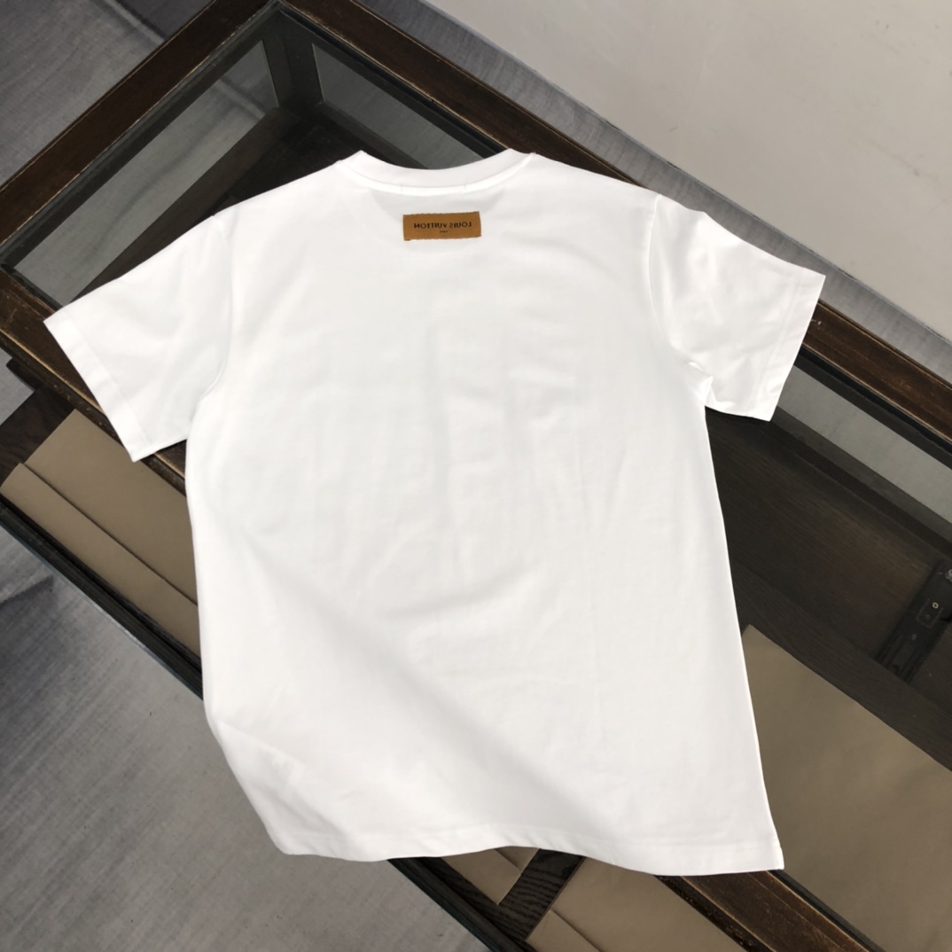 weigou_179117_8_c35c8263a0 P75 💥 LV 夏季新款圆领短袖T恤!高端纯棉面料,手感质感都极完美!修身裁剪设计干净利落!时尚又好看!走线做工非常精致!版型效果超赞!而且透气性能超强!任何年龄阶段都可轻松驾驭,男士衣橱里必备的单品。 颜色: 白色 黑色 码数:M-3XL (下单请报身高体重)