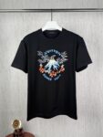 weigou_179132_0_4f975696e6 P70 实拍图 顶级版本 Louis Vuitton 路易威登 驴家 #0349 新品同步专柜上架 新款富士山图案短袖 男女同款 采用320克双纱面料,1*1索罗娜罗纹, 进口数码白墨直喷,3D浮雕效果,更加立体,精度与色彩的盛宴,色彩高清细节,区别普通胶浆印花更加透气 不开裂 不掉色,能确保图案的清晰度和色彩鲜艳度。耐水洗和耐磨性优于普通胶浆。 2026ss官方同步 高版本 高品质 时尚个性 百搭潮流 纯原品质 原版面料 吊牌 领标 水洗麦 三标齐全 颜色:白色 黑色 码数:XS S M L