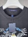 weigou_179132_2_daedccd90b P70 实拍图 顶级版本 Louis Vuitton 路易威登 驴家 #0349 新品同步专柜上架 新款富士山图案短袖 男女同款 采用320克双纱面料,1*1索罗娜罗纹, 进口数码白墨直喷,3D浮雕效果,更加立体,精度与色彩的盛宴,色彩高清细节,区别普通胶浆印花更加透气 不开裂 不掉色,能确保图案的清晰度和色彩鲜艳度。耐水洗和耐磨性优于普通胶浆。 2026ss官方同步 高版本 高品质 时尚个性 百搭潮流 纯原品质 原版面料 吊牌 领标 水洗麦 三标齐全 颜色:白色 黑色 码数:XS S M L