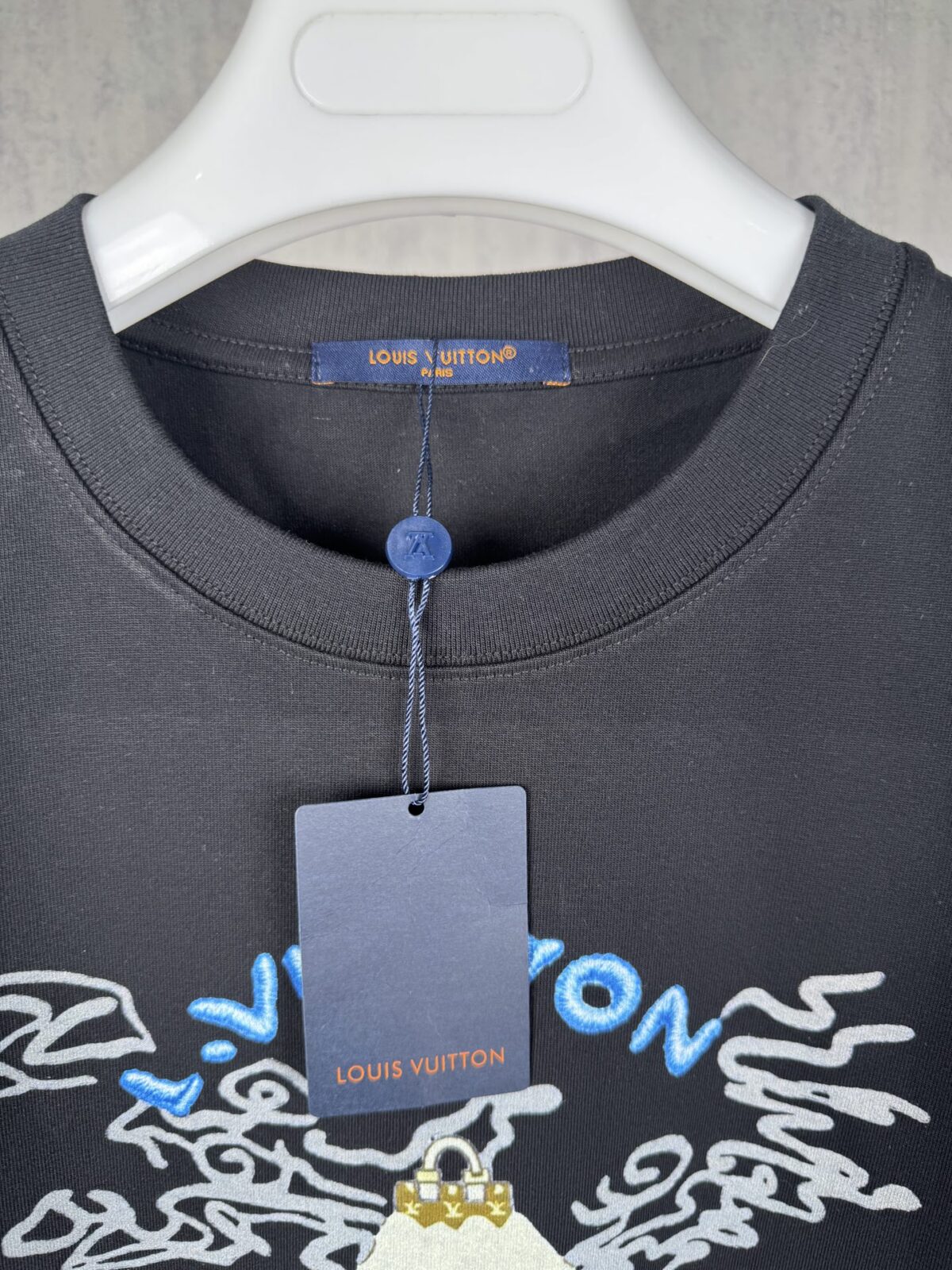 weigou_179132_2_daedccd90b P70 实拍图 顶级版本 Louis Vuitton 路易威登 驴家 #0349 新品同步专柜上架 新款富士山图案短袖 男女同款 采用320克双纱面料,1*1索罗娜罗纹, 进口数码白墨直喷,3D浮雕效果,更加立体,精度与色彩的盛宴,色彩高清细节,区别普通胶浆印花更加透气 不开裂 不掉色,能确保图案的清晰度和色彩鲜艳度。耐水洗和耐磨性优于普通胶浆。 2026ss官方同步 高版本 高品质 时尚个性 百搭潮流 纯原品质 原版面料 吊牌 领标 水洗麦 三标齐全 颜色:白色 黑色 码数:XS S M L