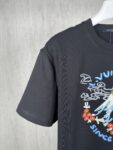 weigou_179132_3_1289db5208 P70 实拍图 顶级版本 Louis Vuitton 路易威登 驴家 #0349 新品同步专柜上架 新款富士山图案短袖 男女同款 采用320克双纱面料,1*1索罗娜罗纹, 进口数码白墨直喷,3D浮雕效果,更加立体,精度与色彩的盛宴,色彩高清细节,区别普通胶浆印花更加透气 不开裂 不掉色,能确保图案的清晰度和色彩鲜艳度。耐水洗和耐磨性优于普通胶浆。 2026ss官方同步 高版本 高品质 时尚个性 百搭潮流 纯原品质 原版面料 吊牌 领标 水洗麦 三标齐全 颜色:白色 黑色 码数:XS S M L