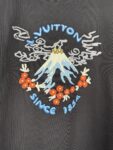 weigou_179132_5_625c3a5038 P70 实拍图 顶级版本 Louis Vuitton 路易威登 驴家 #0349 新品同步专柜上架 新款富士山图案短袖 男女同款 采用320克双纱面料,1*1索罗娜罗纹, 进口数码白墨直喷,3D浮雕效果,更加立体,精度与色彩的盛宴,色彩高清细节,区别普通胶浆印花更加透气 不开裂 不掉色,能确保图案的清晰度和色彩鲜艳度。耐水洗和耐磨性优于普通胶浆。 2026ss官方同步 高版本 高品质 时尚个性 百搭潮流 纯原品质 原版面料 吊牌 领标 水洗麦 三标齐全 颜色:白色 黑色 码数:XS S M L