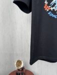 weigou_179132_7_4de3c66772 P70 实拍图 顶级版本 Louis Vuitton 路易威登 驴家 #0349 新品同步专柜上架 新款富士山图案短袖 男女同款 采用320克双纱面料,1*1索罗娜罗纹, 进口数码白墨直喷,3D浮雕效果,更加立体,精度与色彩的盛宴,色彩高清细节,区别普通胶浆印花更加透气 不开裂 不掉色,能确保图案的清晰度和色彩鲜艳度。耐水洗和耐磨性优于普通胶浆。 2026ss官方同步 高版本 高品质 时尚个性 百搭潮流 纯原品质 原版面料 吊牌 领标 水洗麦 三标齐全 颜色:白色 黑色 码数:XS S M L