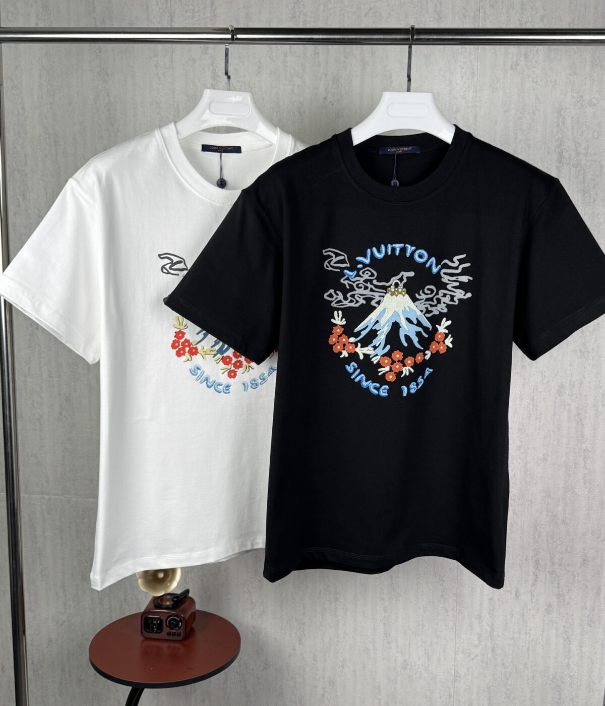 weigou_179132_8_b83ba90e8c P70 实拍图 顶级版本 Louis Vuitton 路易威登 驴家 #0349 新品同步专柜上架 新款富士山图案短袖 男女同款 采用320克双纱面料,1*1索罗娜罗纹, 进口数码白墨直喷,3D浮雕效果,更加立体,精度与色彩的盛宴,色彩高清细节,区别普通胶浆印花更加透气 不开裂 不掉色,能确保图案的清晰度和色彩鲜艳度。耐水洗和耐磨性优于普通胶浆。 2026ss官方同步 高版本 高品质 时尚个性 百搭潮流 纯原品质 原版面料 吊牌 领标 水洗麦 三标齐全 颜色:白色 黑色 码数:XS S M L