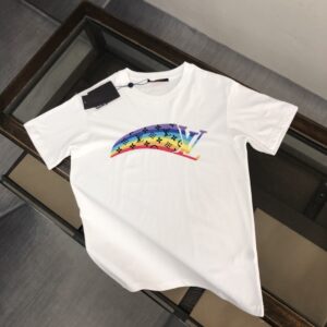 P75 💥 Louis vuitton/LV 路易威登 夏季新款圆领短袖T恤！270克重磅高端纯棉面料，手感质感都极完美！修身裁剪设计干净利落！时尚又好看！走线做工非常精致！版型效果超赞！而且透气性能超强！任何年龄阶段都可轻松驾驭，男士衣橱里必备的单品。 颜色： 白 黑色 码数：M-3XL （下单请报身高体重）