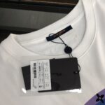 weigou_179147_4_77dc331d48 P75 💥 Louis vuitton/LV 路易威登 夏季新款圆领短袖T恤!270克重磅高端纯棉面料,手感质感都极完美!修身裁剪设计干净利落!时尚又好看!走线做工非常精致!版型效果超赞!而且透气性能超强!任何年龄阶段都可轻松驾驭,男士衣橱里必备的单品。 颜色: 白 黑色 码数:M-3XL (下单请报身高体重)