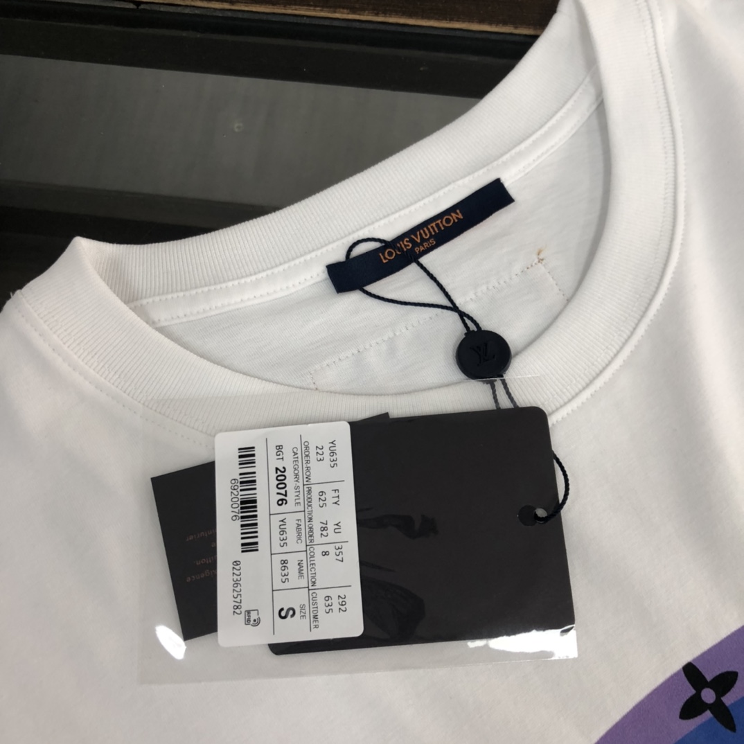 weigou_179147_4_77dc331d48 P75 💥 Louis vuitton/LV 路易威登 夏季新款圆领短袖T恤!270克重磅高端纯棉面料,手感质感都极完美!修身裁剪设计干净利落!时尚又好看!走线做工非常精致!版型效果超赞!而且透气性能超强!任何年龄阶段都可轻松驾驭,男士衣橱里必备的单品。 颜色: 白 黑色 码数:M-3XL (下单请报身高体重)