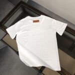 weigou_179147_7_6c89281506 P75 💥 Louis vuitton/LV 路易威登 夏季新款圆领短袖T恤!270克重磅高端纯棉面料,手感质感都极完美!修身裁剪设计干净利落!时尚又好看!走线做工非常精致!版型效果超赞!而且透气性能超强!任何年龄阶段都可轻松驾驭,男士衣橱里必备的单品。 颜色: 白 黑色 码数:M-3XL (下单请报身高体重)