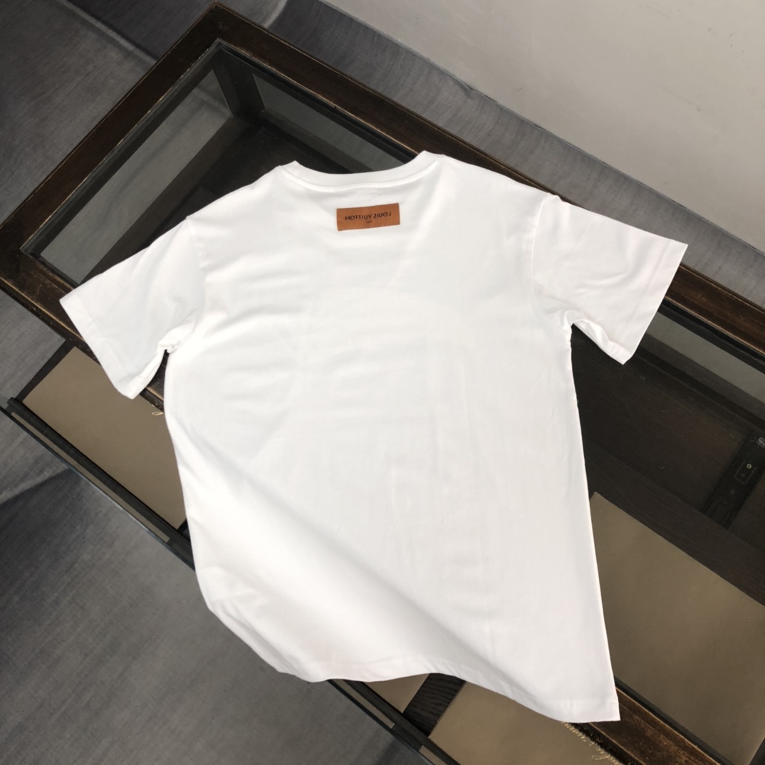 weigou_179147_7_6c89281506 P75 💥 Louis vuitton/LV 路易威登 夏季新款圆领短袖T恤!270克重磅高端纯棉面料,手感质感都极完美!修身裁剪设计干净利落!时尚又好看!走线做工非常精致!版型效果超赞!而且透气性能超强!任何年龄阶段都可轻松驾驭,男士衣橱里必备的单品。 颜色: 白 黑色 码数:M-3XL (下单请报身高体重)