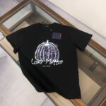 P75 Louis vuitton/LV 26SS最新款印花短袖圆领T恤～印花Logo精致升级～定制纯棉面料，极为亲肤舒适， 摸上去手感非常的柔软，质感很好，做工细致。完美体现立体感 符合品牌一贯的设计风格，整体非常不错！时尚品味T恤衫，而且内搭单穿都完全没问题！上身效果超赞👍 颜色：黑色 白色 码数： M-XXXL