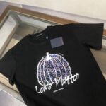 P75 Louis vuitton/LV 26SS最新款印花短袖圆领T恤～印花Logo精致升级～定制纯棉面料，极为亲肤舒适， 摸上去手感非常的柔软，质感很好，做工细致。完美体现立体感 符合品牌一贯的设计风格，整体非常不错！时尚品味T恤衫，而且内搭单穿都完全没问题！上身效果超赞👍 颜色：黑色 白色 码数： M-XXXL