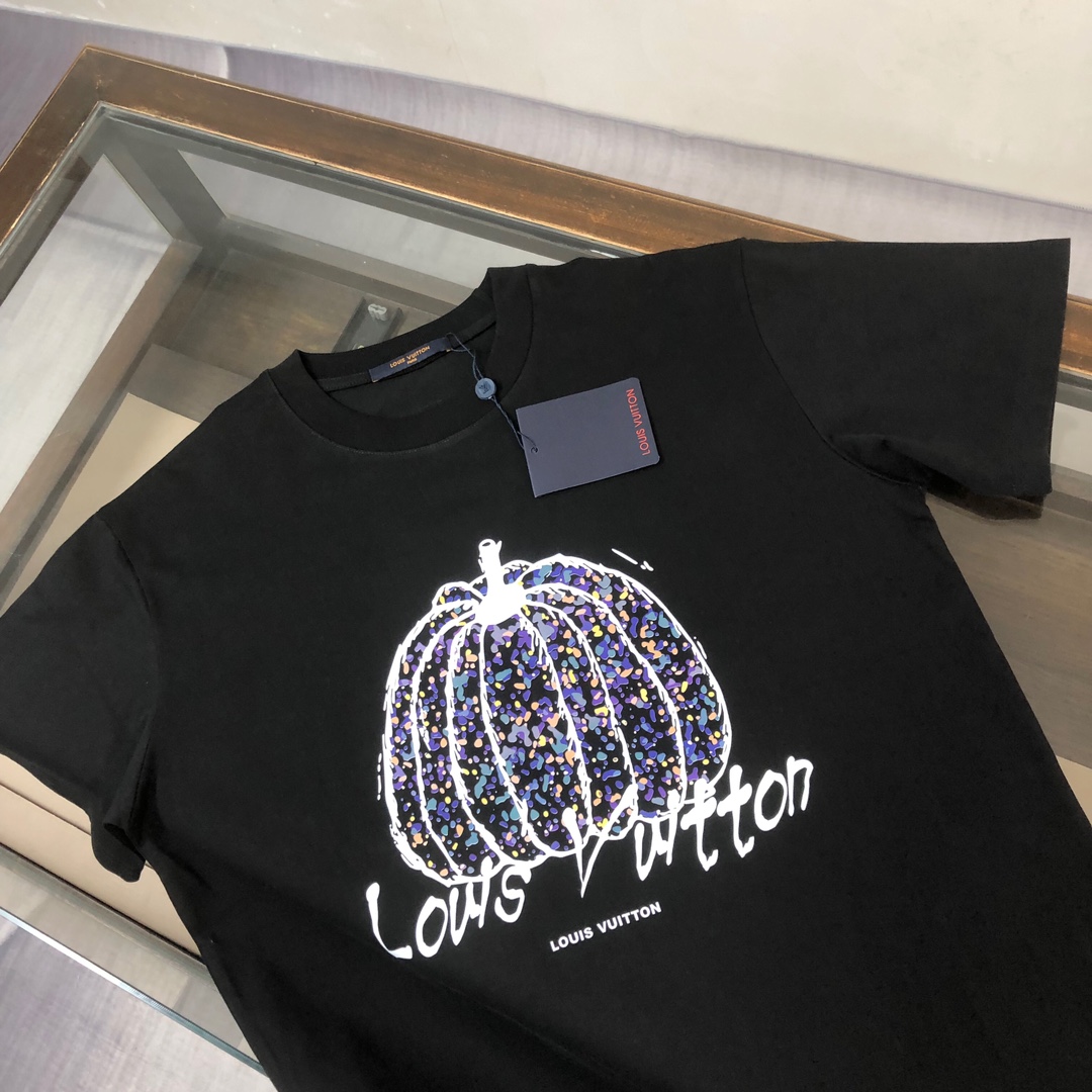 P75 Louis vuitton/LV 26SS最新款印花短袖圆领T恤～印花Logo精致升级～定制纯棉面料，极为亲肤舒适， 摸上去手感非常的柔软，质感很好，做工细致。完美体现立体感 符合品牌一贯的设计风格，整体非常不错！时尚品味T恤衫，而且内搭单穿都完全没问题！上身效果超赞👍 颜色：黑色 白色 码数： M-XXXL