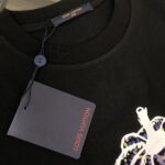 P75 Louis vuitton/LV 26SS最新款印花短袖圆领T恤～印花Logo精致升级～定制纯棉面料，极为亲肤舒适， 摸上去手感非常的柔软，质感很好，做工细致。完美体现立体感 符合品牌一贯的设计风格，整体非常不错！时尚品味T恤衫，而且内搭单穿都完全没问题！上身效果超赞👍 颜色：黑色 白色 码数： M-XXXL