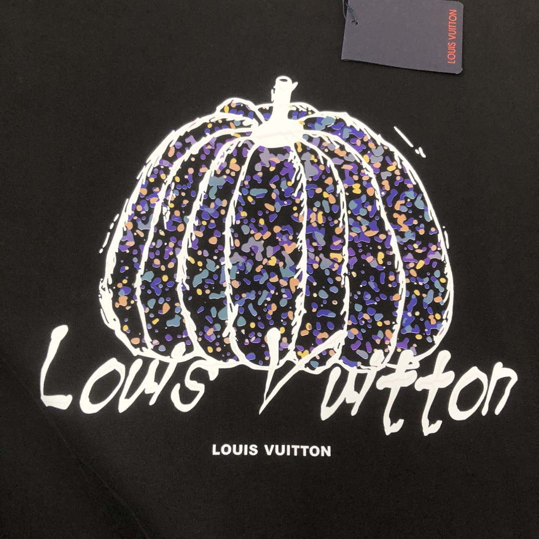 P75 Louis vuitton/LV 26SS最新款印花短袖圆领T恤～印花Logo精致升级～定制纯棉面料，极为亲肤舒适， 摸上去手感非常的柔软，质感很好，做工细致。完美体现立体感 符合品牌一贯的设计风格，整体非常不错！时尚品味T恤衫，而且内搭单穿都完全没问题！上身效果超赞👍 颜色：黑色 白色 码数： M-XXXL