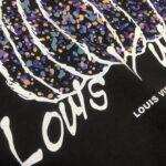 P75 Louis vuitton/LV 26SS最新款印花短袖圆领T恤～印花Logo精致升级～定制纯棉面料，极为亲肤舒适， 摸上去手感非常的柔软，质感很好，做工细致。完美体现立体感 符合品牌一贯的设计风格，整体非常不错！时尚品味T恤衫，而且内搭单穿都完全没问题！上身效果超赞👍 颜色：黑色 白色 码数： M-XXXL