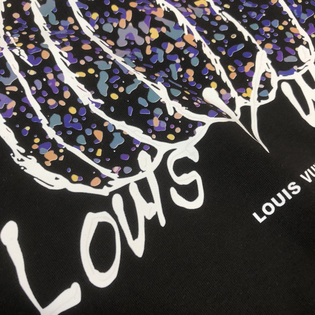 P75 Louis vuitton/LV 26SS最新款印花短袖圆领T恤～印花Logo精致升级～定制纯棉面料，极为亲肤舒适， 摸上去手感非常的柔软，质感很好，做工细致。完美体现立体感 符合品牌一贯的设计风格，整体非常不错！时尚品味T恤衫，而且内搭单穿都完全没问题！上身效果超赞👍 颜色：黑色 白色 码数： M-XXXL