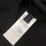 P75 Louis vuitton/LV 26SS最新款印花短袖圆领T恤～印花Logo精致升级～定制纯棉面料，极为亲肤舒适， 摸上去手感非常的柔软，质感很好，做工细致。完美体现立体感 符合品牌一贯的设计风格，整体非常不错！时尚品味T恤衫，而且内搭单穿都完全没问题！上身效果超赞👍 颜色：黑色 白色 码数： M-XXXL