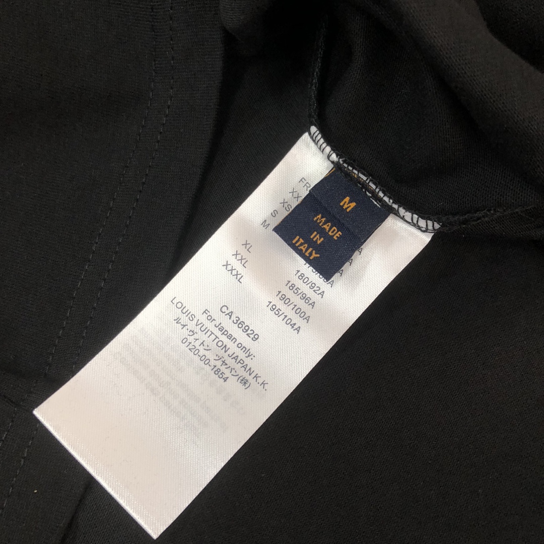 P75 Louis vuitton/LV 26SS最新款印花短袖圆领T恤～印花Logo精致升级～定制纯棉面料，极为亲肤舒适， 摸上去手感非常的柔软，质感很好，做工细致。完美体现立体感 符合品牌一贯的设计风格，整体非常不错！时尚品味T恤衫，而且内搭单穿都完全没问题！上身效果超赞👍 颜色：黑色 白色 码数： M-XXXL