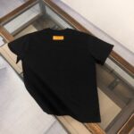 P75 Louis vuitton/LV 26SS最新款印花短袖圆领T恤～印花Logo精致升级～定制纯棉面料，极为亲肤舒适， 摸上去手感非常的柔软，质感很好，做工细致。完美体现立体感 符合品牌一贯的设计风格，整体非常不错！时尚品味T恤衫，而且内搭单穿都完全没问题！上身效果超赞👍 颜色：黑色 白色 码数： M-XXXL