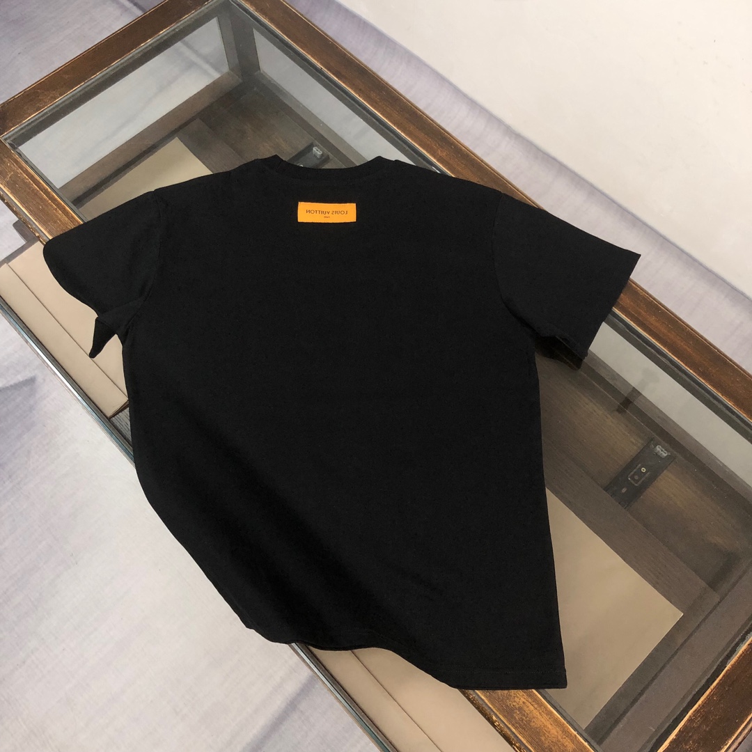 P75 Louis vuitton/LV 26SS最新款印花短袖圆领T恤～印花Logo精致升级～定制纯棉面料，极为亲肤舒适， 摸上去手感非常的柔软，质感很好，做工细致。完美体现立体感 符合品牌一贯的设计风格，整体非常不错！时尚品味T恤衫，而且内搭单穿都完全没问题！上身效果超赞👍 颜色：黑色 白色 码数： M-XXXL