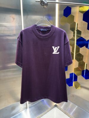 P70 Loui* 路易LV* 2026早春新款短袖T恤 重磅个性简约字母印花工艺 吊牌 领标 洗水唛 三标齐全 颜色：黑色 白色 杏色 紫色 码数：S M L XL XXL