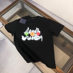 P75 💥 Louis vuitton/LV 春夏最新款印花短袖圆领T恤～印花Logo精致升级～定制纯棉面料，极为亲肤舒适， 摸上去手感非常的柔软，质感很好，做工细致。完美体现立体感 符合品牌一贯的设计风格，整体非常不错！时尚品味T恤衫，而且内搭单穿都完全没问题！上身效果超赞👍 颜色：黑色 米白 码数： M-3XL（ 下单请报身高体重）