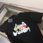 P75 💥 Louis vuitton/LV 春夏最新款印花短袖圆领T恤～印花Logo精致升级～定制纯棉面料，极为亲肤舒适， 摸上去手感非常的柔软，质感很好，做工细致。完美体现立体感 符合品牌一贯的设计风格，整体非常不错！时尚品味T恤衫，而且内搭单穿都完全没问题！上身效果超赞👍 颜色：黑色 米白 码数： M-3XL（ 下单请报身高体重）