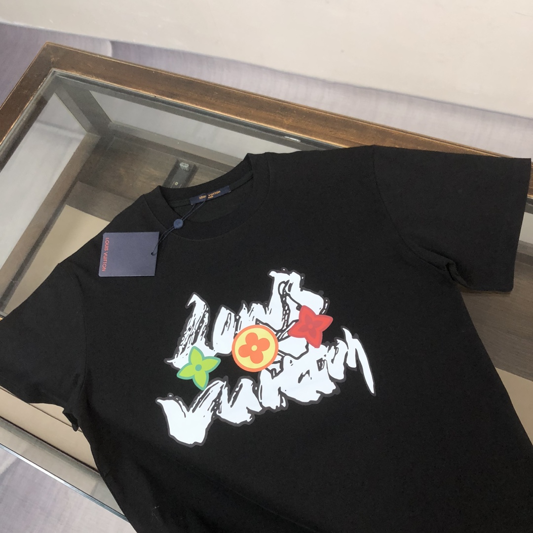 P75 💥 Louis vuitton/LV 春夏最新款印花短袖圆领T恤～印花Logo精致升级～定制纯棉面料，极为亲肤舒适， 摸上去手感非常的柔软，质感很好，做工细致。完美体现立体感 符合品牌一贯的设计风格，整体非常不错！时尚品味T恤衫，而且内搭单穿都完全没问题！上身效果超赞👍 颜色：黑色 米白 码数： M-3XL（ 下单请报身高体重）