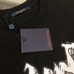 P75 💥 Louis vuitton/LV 春夏最新款印花短袖圆领T恤～印花Logo精致升级～定制纯棉面料，极为亲肤舒适， 摸上去手感非常的柔软，质感很好，做工细致。完美体现立体感 符合品牌一贯的设计风格，整体非常不错！时尚品味T恤衫，而且内搭单穿都完全没问题！上身效果超赞👍 颜色：黑色 米白 码数： M-3XL（ 下单请报身高体重）
