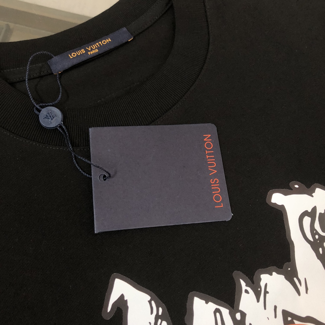 P75 💥 Louis vuitton/LV 春夏最新款印花短袖圆领T恤～印花Logo精致升级～定制纯棉面料，极为亲肤舒适， 摸上去手感非常的柔软，质感很好，做工细致。完美体现立体感 符合品牌一贯的设计风格，整体非常不错！时尚品味T恤衫，而且内搭单穿都完全没问题！上身效果超赞👍 颜色：黑色 米白 码数： M-3XL（ 下单请报身高体重）