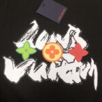 P75 💥 Louis vuitton/LV 春夏最新款印花短袖圆领T恤～印花Logo精致升级～定制纯棉面料，极为亲肤舒适， 摸上去手感非常的柔软，质感很好，做工细致。完美体现立体感 符合品牌一贯的设计风格，整体非常不错！时尚品味T恤衫，而且内搭单穿都完全没问题！上身效果超赞👍 颜色：黑色 米白 码数： M-3XL（ 下单请报身高体重）