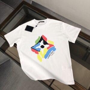 P75 💥 Louis vuitton/LV 路易威登 夏季新款圆领短袖T恤！270克重磅高端纯棉面料，手感质感都极完美！修身裁剪设计干净利落！时尚又好看！走线做工非常精致！版型效果超赞！而且透气性能超强！任何年龄阶段都可轻松驾驭，男士衣橱里必备的单品。 颜色： 米白 黑色 码数：M-3XL （下单请报身高体重）