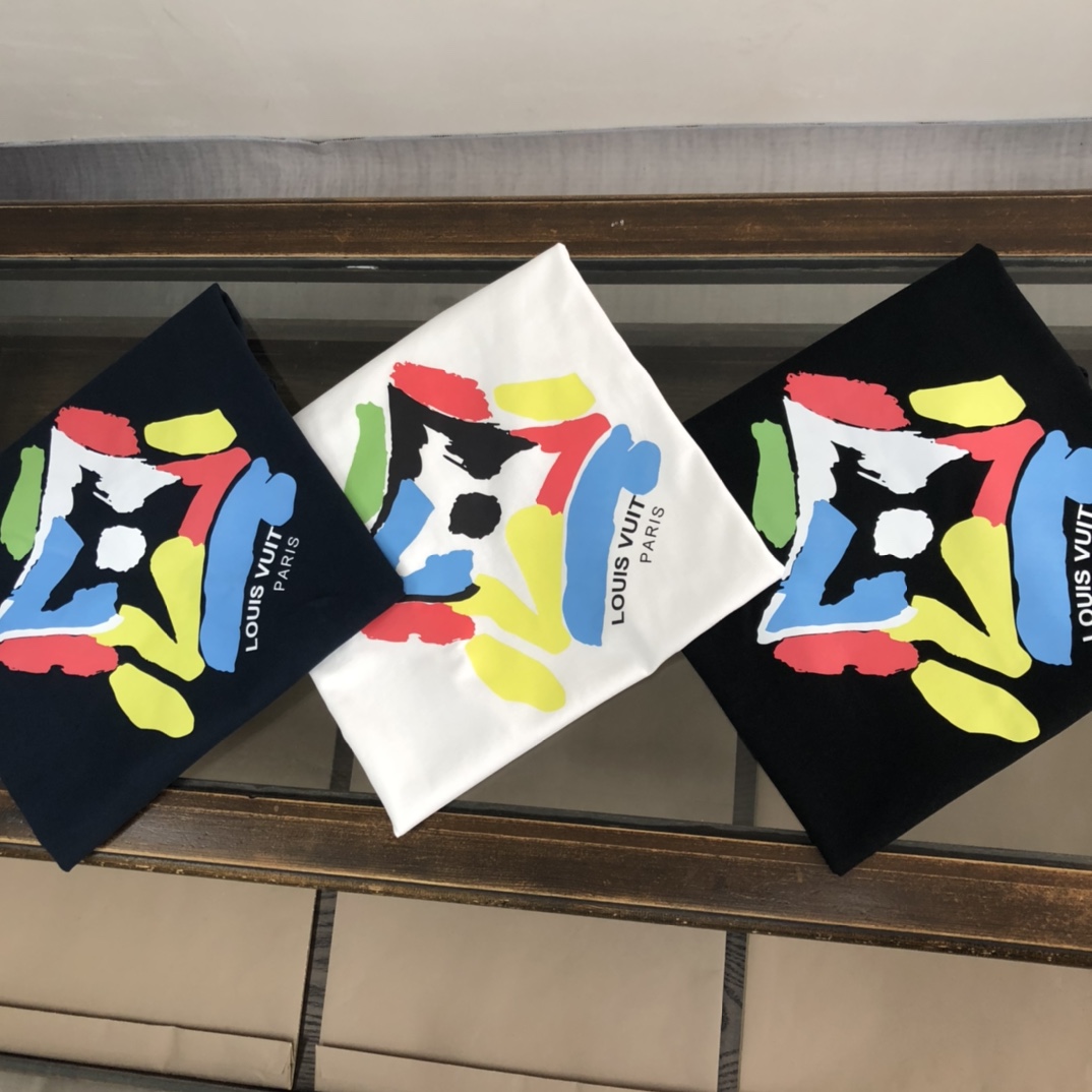 P75 💥 Louis vuitton/LV 路易威登 夏季新款圆领短袖T恤！270克重磅高端纯棉面料，手感质感都极完美！修身裁剪设计干净利落！时尚又好看！走线做工非常精致！版型效果超赞！而且透气性能超强！任何年龄阶段都可轻松驾驭，男士衣橱里必备的单品。 颜色： 米白 黑色 码数：M-3XL （下单请报身高体重）
