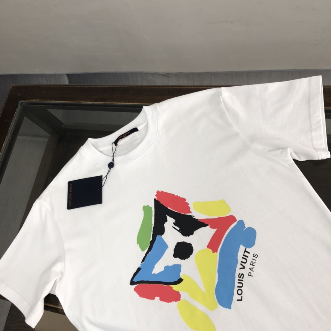 P75 💥 Louis vuitton/LV 路易威登 夏季新款圆领短袖T恤！270克重磅高端纯棉面料，手感质感都极完美！修身裁剪设计干净利落！时尚又好看！走线做工非常精致！版型效果超赞！而且透气性能超强！任何年龄阶段都可轻松驾驭，男士衣橱里必备的单品。 颜色： 米白 黑色 码数：M-3XL （下单请报身高体重）