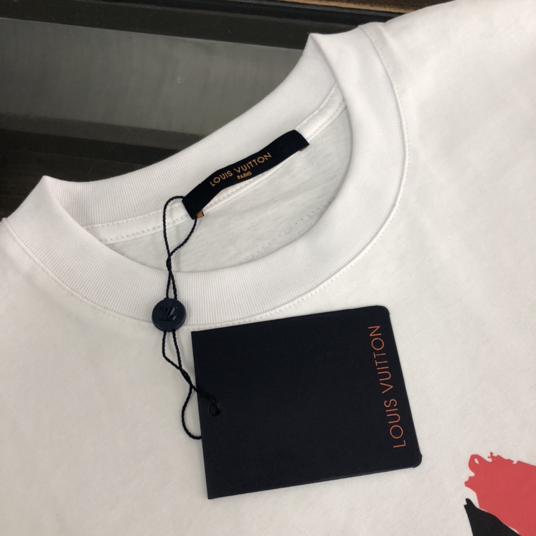 P75 💥 Louis vuitton/LV 路易威登 夏季新款圆领短袖T恤！270克重磅高端纯棉面料，手感质感都极完美！修身裁剪设计干净利落！时尚又好看！走线做工非常精致！版型效果超赞！而且透气性能超强！任何年龄阶段都可轻松驾驭，男士衣橱里必备的单品。 颜色： 米白 黑色 码数：M-3XL （下单请报身高体重）
