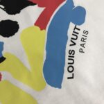 P75 💥 Louis vuitton/LV 路易威登 夏季新款圆领短袖T恤！270克重磅高端纯棉面料，手感质感都极完美！修身裁剪设计干净利落！时尚又好看！走线做工非常精致！版型效果超赞！而且透气性能超强！任何年龄阶段都可轻松驾驭，男士衣橱里必备的单品。 颜色： 米白 黑色 码数：M-3XL （下单请报身高体重）