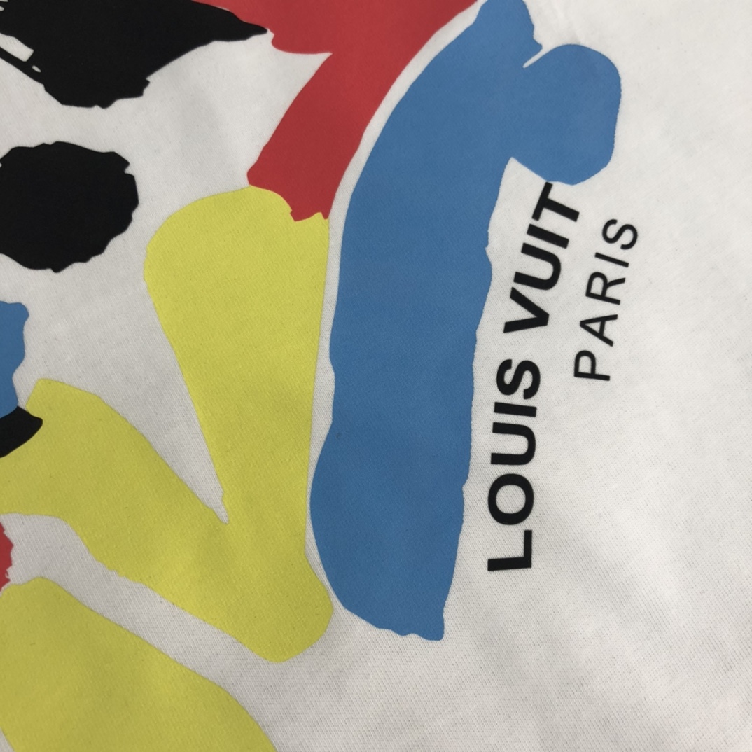 P75 💥 Louis vuitton/LV 路易威登 夏季新款圆领短袖T恤！270克重磅高端纯棉面料，手感质感都极完美！修身裁剪设计干净利落！时尚又好看！走线做工非常精致！版型效果超赞！而且透气性能超强！任何年龄阶段都可轻松驾驭，男士衣橱里必备的单品。 颜色： 米白 黑色 码数：M-3XL （下单请报身高体重）