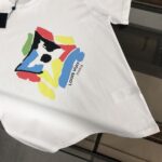 P75 💥 Louis vuitton/LV 路易威登 夏季新款圆领短袖T恤！270克重磅高端纯棉面料，手感质感都极完美！修身裁剪设计干净利落！时尚又好看！走线做工非常精致！版型效果超赞！而且透气性能超强！任何年龄阶段都可轻松驾驭，男士衣橱里必备的单品。 颜色： 米白 黑色 码数：M-3XL （下单请报身高体重）