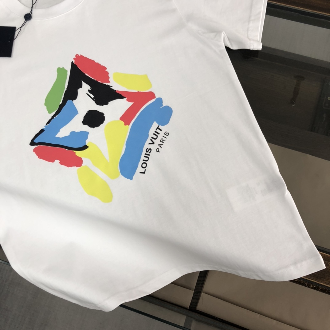 P75 💥 Louis vuitton/LV 路易威登 夏季新款圆领短袖T恤！270克重磅高端纯棉面料，手感质感都极完美！修身裁剪设计干净利落！时尚又好看！走线做工非常精致！版型效果超赞！而且透气性能超强！任何年龄阶段都可轻松驾驭，男士衣橱里必备的单品。 颜色： 米白 黑色 码数：M-3XL （下单请报身高体重）